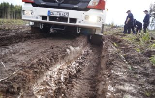 Tiefe Fahrspuren im Wald